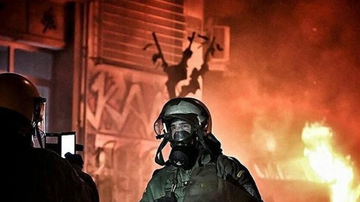 «Viral» φωτογραφία: Άνδρες των ΜΑΤ ποζάρουν με φόντο τις φωτιές στα Εξάρχεια!